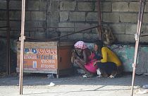 Due donne si riparano dai colpi di arma da fuoco per le strade di Port-au-Prince, Haiti, 2 marzo 2024