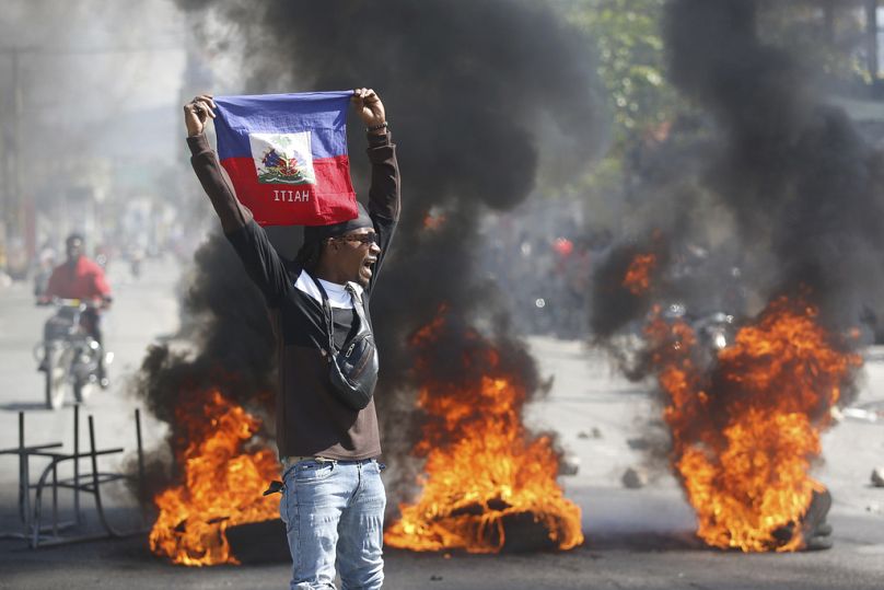 Haiti'nin Port-au-Prince kentinde Başbakan Ariel Henry'nin istifasını talep eden protestolar