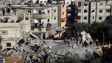آثار الدمار الذي لحق بمخيم النصيرات عقب غارة إسرائيلية