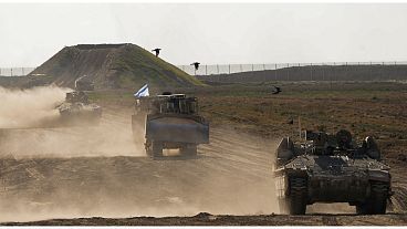 القوات الإسرائيلية تتحرك بالقرب من حدود قطاع غزة، الاثنين، 4 مارس 2024.