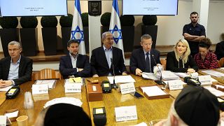 رئيس الوزراء الإسرائيلي بنيامين نتنياهو، في الوسط، يتحدث خلال الاجتماع الأسبوعي لمجلس الوزراء في وزارة الدفاع في تل أبيب