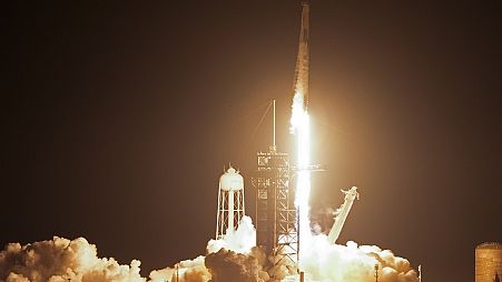 Un cohete SpaceX Falcon 9 y una cápsula Dragon despega hacia una misión en la Estación Espacial Internacional