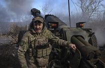 Ukrán katona ágyúval lövi az orosz állásokat a donyecki régióbeli Kliscsiivka közelében
