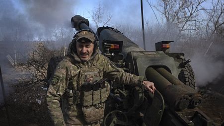Ukrán katona ágyúval lövi az orosz állásokat a donyecki régióbeli Kliscsiivka közelében