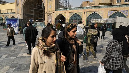 Dos mujeres sin el pañuelo islámico obligatorio caminan por la mezquita del Imán en el antiguo bazar principal de Teherán, Irán, el sábado 2 de marzo de 2024.