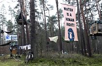 Активисты разбили лагерь в лесу под Берлином, протестуя против планов расширения завода по производству электромобилей Tesla, 1 марта 2024 г.