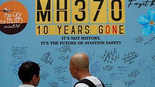 Familiares dos passageiros a bordo do voo 370 da Malaysia Airlines, proveniente da China, olham para o quadro de mensagens durante o décimo evento anual de recordação, 3 de março de 2024
