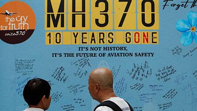 I familiari dei passeggeri a bordo del volo Malaysia Airlines 370 scomparso dalla Cina guardano il cartellone dei messaggi durante il decimo evento annuale di commemorazione, 3 marzo 2024