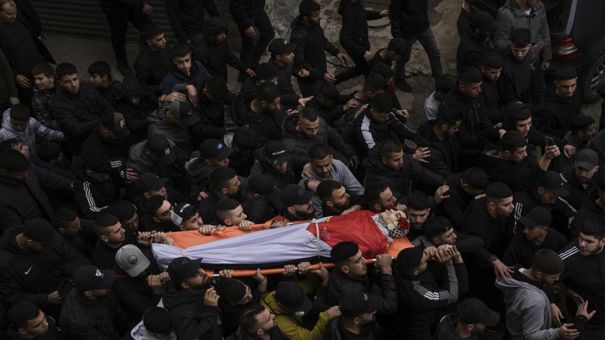 Filistinliler gece yarısı baskınında öldürülen Mustafa Ebu Şalbak'ın cenazesini Ramallah sokaklarında taşıdı