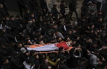 Filistinliler gece yarısı baskınında öldürülen Mustafa Ebu Şalbak'ın cenazesini Ramallah sokaklarında taşıdı