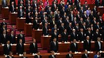 Los líderes chinos, incluido el Presidente Xi Jinping, en el centro, segunda fila, durante la inauguración del Congreso Nacional Popular de China