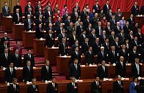 Los líderes chinos, incluido el Presidente Xi Jinping, en el centro, segunda fila, durante la inauguración del Congreso Nacional Popular de China
