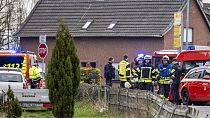Imagen de agentes de policía y bomberos junto a una residencia de ancianos en la que se ha producido un incendio, en Bedburg-Hau, Alemania, el lunes 4 de marzo de 2024.