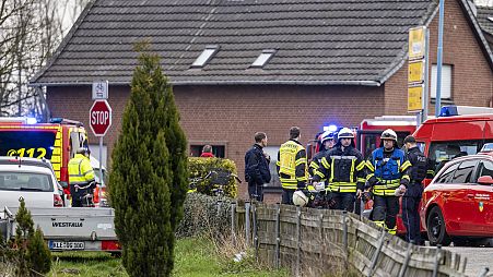 Imagen de agentes de policía y bomberos junto a una residencia de ancianos en la que se ha producido un incendio, en Bedburg-Hau, Alemania, el lunes 4 de marzo de 2024.