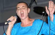 Donald Trump ha ordinato di smettere di usare la canzone di Sinéad O'Connor. Nella foto: La O'Connor si esibisce al Gala per l'indipendenza del Primo Ministro a Kingston, Giamaica - 2005. 