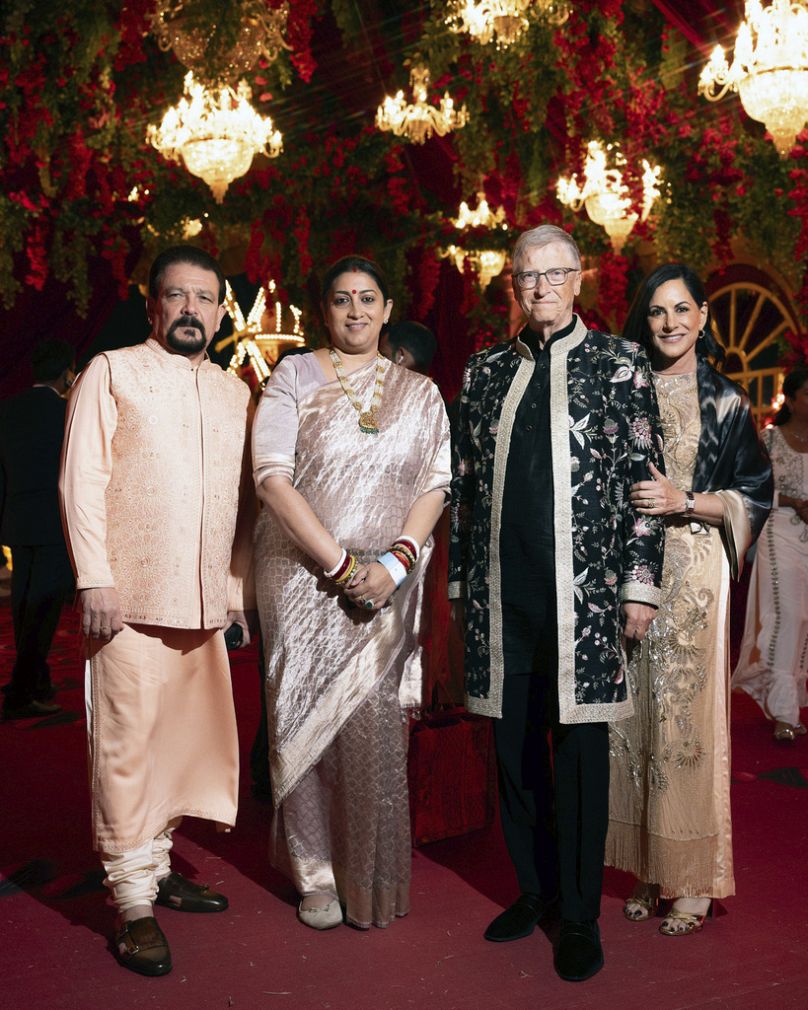Bill Gates, Paula Hurd és az indiai nőjogi miniszter, Smriti Irani valamint férje pózolnak a fényűző eseményen