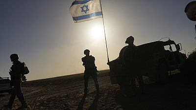 Izraeli katonák a gázai övezet határánál