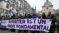 Párizsi tüntetés az abortusz jogáért