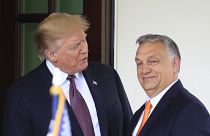 رئيس الوزراءالمجري فيكتور أوربان إلى جانب الرئيس الأمريكي السابق دونالد ترامب