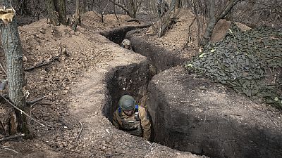 جندي بالقرب من موقع القذائف المخفي في باخموت 