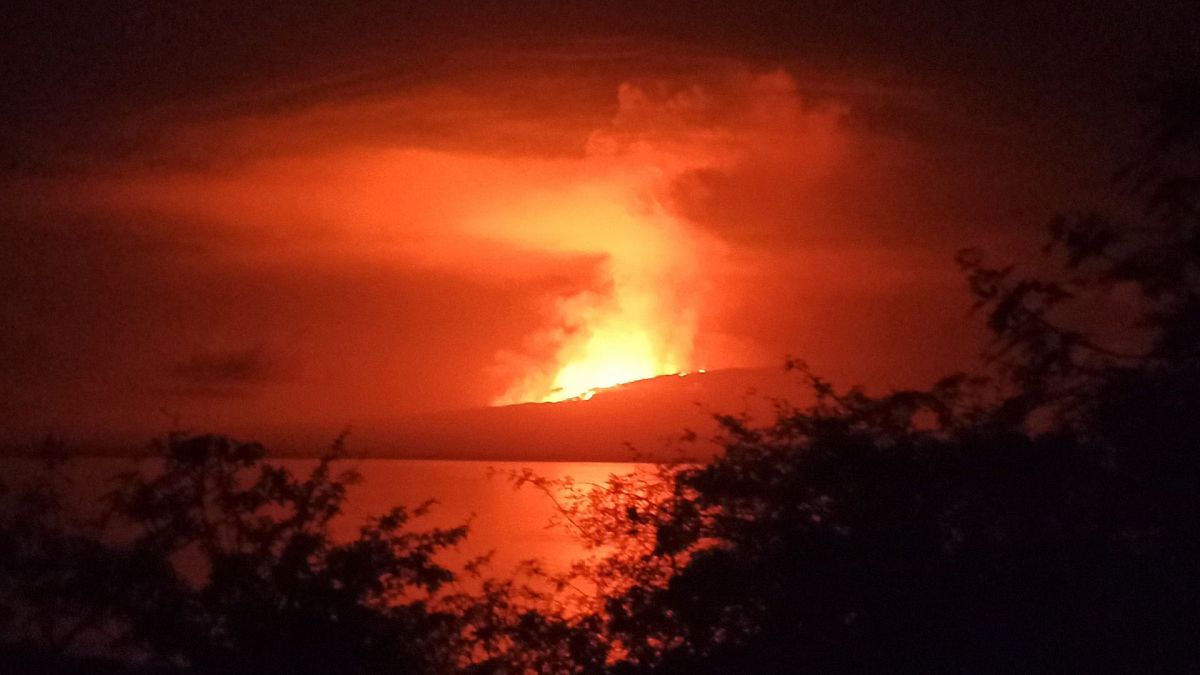 In questa foto rilasciata da Galapagos National, il vulcano La Cumbre erutta sull'isola Fernandina, nelle Galápagos, in Ecuador. 3 marzo 2024. 