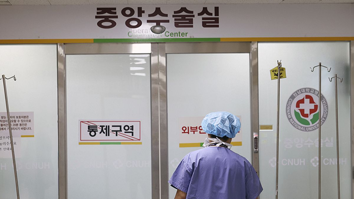 Why have 10,000 junior doctors in South Korea resigned in protest against the government? thumbnail