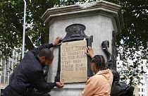 Arşiv: İngiltere'nin Bristol kentinde devrilen Edward Colston heykelinin kaidesindeki yazının üzerine bir pankart yapıştırıldı, 2020