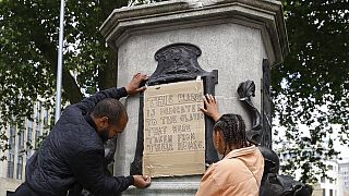 Arşiv: İngiltere'nin Bristol kentinde devrilen Edward Colston heykelinin kaidesindeki yazının üzerine bir pankart yapıştırıldı, 2020