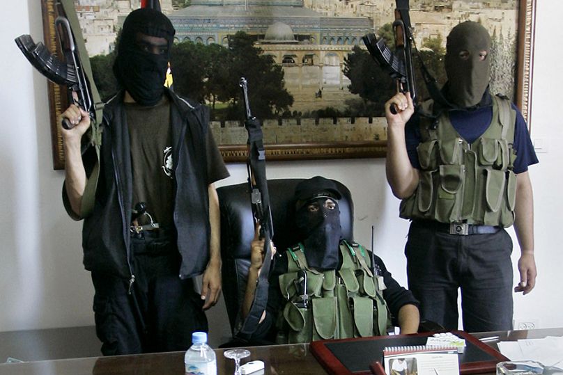Hamász fegyveresek a PFSZ gázai irodájában, 2007