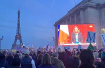 گردهمایی فعالان و حامیان حق سقط جنین در مناطق اطراف برج ایفل پاریس همزمان با تصویب طرحی برای گنجانده شده این حق در قانون اساسی فرانسه