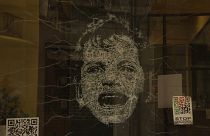 Un visage d'enfant de Gaza représenté sur la vitrine d'une boutique de Bilbao, dans le cadre d'une installation artistique visant à alerter sur le sort des enfants gazaouis.
