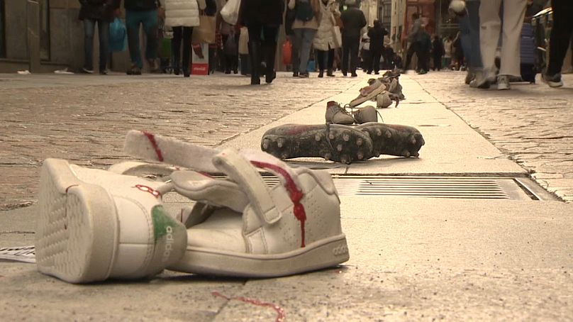 Des paires de chaussures placées dans une rue commerçante de Bilbao pour alerter sur le sort des enfants de Gaza.