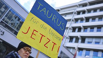 Taurus cirkálórakéták Ukrajnának való szállítását követeli egy plakáton az Ukrajnáért tartott szolidaritási tüntetésen a németországi Nürnbergben,, febr.24-én
