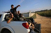شبه‌نظامیان حماس در حملات هفتم اکتبر در حال حمل پیکر برهنه یک گروگان 