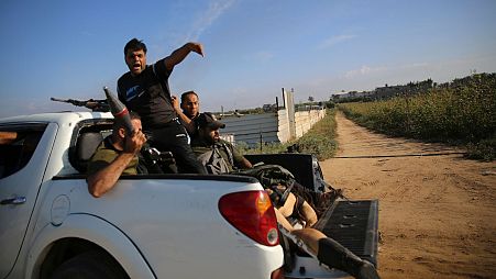 شبه‌نظامیان حماس در حملات هفتم اکتبر در حال حمل پیکر برهنه یک گروگان 