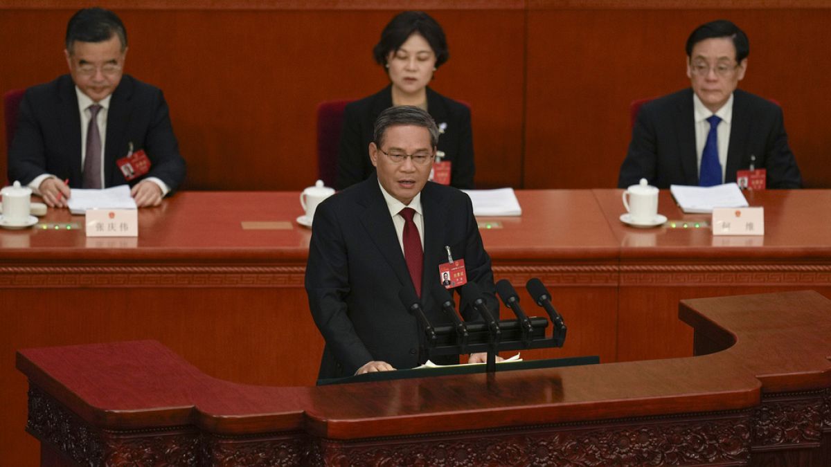 Премиерът на Китай очерта планове за увеличаване на разходите за