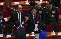 الرئيس التنفيذي لهونج كونج جون لي يلوح للمندوبين بعد الجلسة الافتتاحية للمجلس الوطني لنواب الشعب الصيني