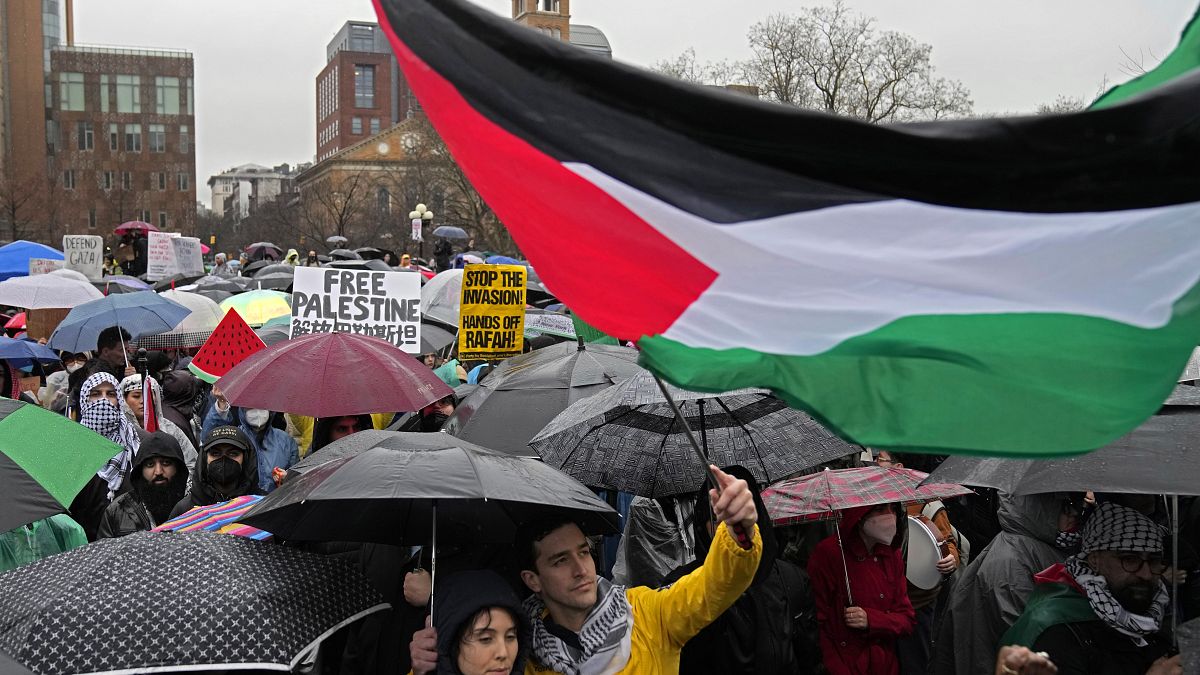 أشخاص يشاركون في مظاهرة لدعم الفلسطينيين في واشنطن سكوير بارك في نيويورك