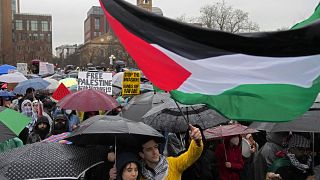 أشخاص يشاركون في مظاهرة لدعم الفلسطينيين في واشنطن سكوير بارك في نيويورك