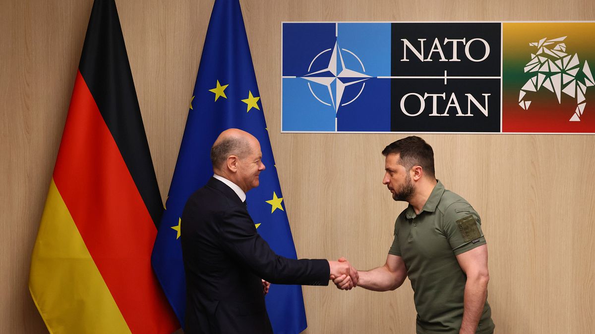 O Presidente da Ucrânia, Volodymyr Zelenskyy, encontra-se com o Chanceler alemão Olaf Scholz durante uma cimeira da NATO em Vilnius, na Lituânia.
