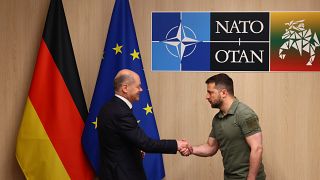 Der ukrainische Präsident Wolodymyr Zelenskyy trifft während eines NATO-Gipfels in Vilnius, Litauen, mit Bundeskanzler Olaf Scholz zusammen.