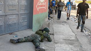  جندي يحرس منطقة المطار الدولي في بورت أو برنس، هايتي