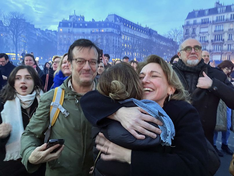 شادی گروهی از شهروندان فرانسه پس از اعلام گنجانده شدن حق سقط جنین در قانون اساسی