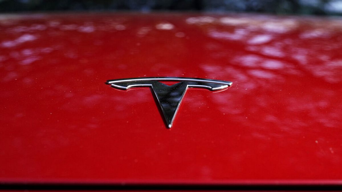 Акциите на Tesla удариха, тъй като продажбите в Китай паднаха
