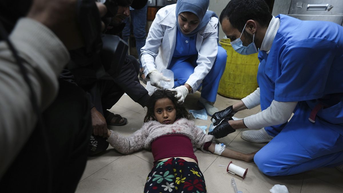 نقل جرحى القصف الإسرائيلي على قطاع غزة إلى مستشفى الأقصى في دير البلح