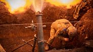 سرباز اوکراینی در حال شلیک خمپاره در نزدیک باخموت