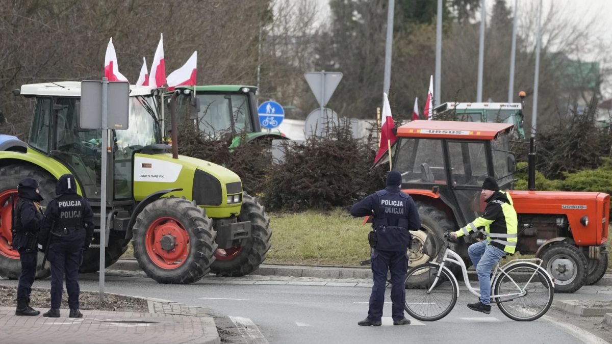 Polnische Landwirte fahren ihre Traktoren in einem Konvoi.