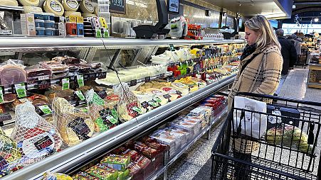 Žena provjerava cijene dok kupuje u trgovini u Wheelingu, Ill., petak, 19. siječnja 2024. 