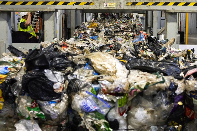 ARCHIVO - Los residuos plásticos en un centro de Suecia, el jueves 9 de noviembre de 2023.
