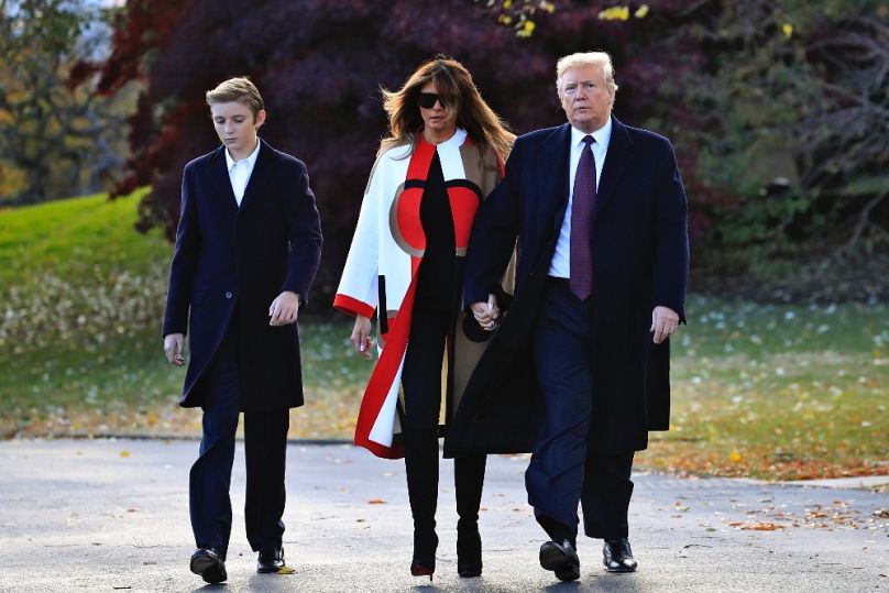 Donald Trump, a first lady, Melania Trump és fiúk, Barron a Fehér Házból a napfényes Floridába indultak a Hálaadás ünnepén, 2018 novemberében